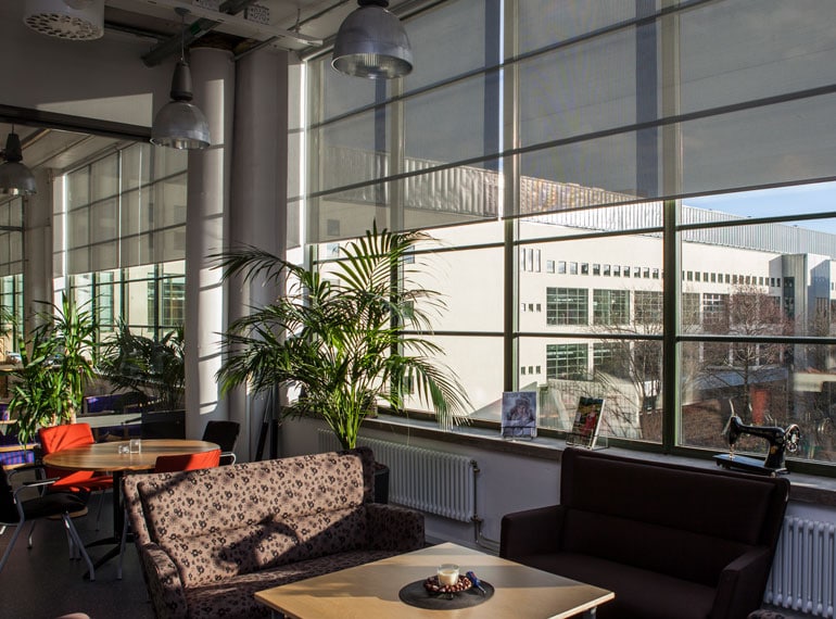 Lindhs of Sweden kan allt inom solskydd så som rullgardiner, plisségardiner och lamellgardiner