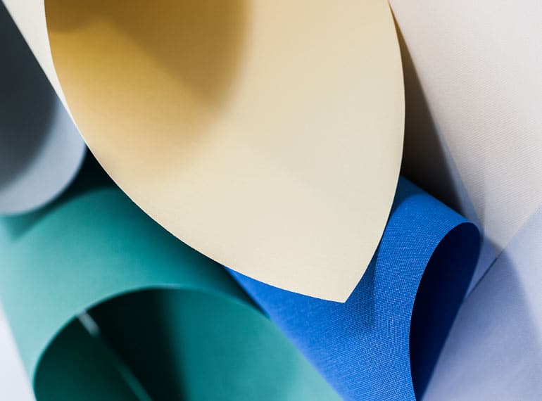 Vi på Lindhs hjälper dig med vävar med olika funktion till dina lamell-, plissé- eller rullgardiner